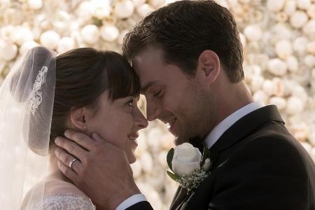 Das Glück von Anastasia (Dakota Johnson, l.) und Christian (Jamie Dornan) soll nicht lange währen Das Glück von Anastasia (Dakota Johnson, l.) und Christian (Jamie Dornan) soll nicht lange währen