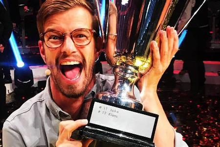 Joko Winterscheidt mit seinem riesigen Weltmeisterpokal Joko Winterscheidt mit seinem riesigen Weltmeisterpokal