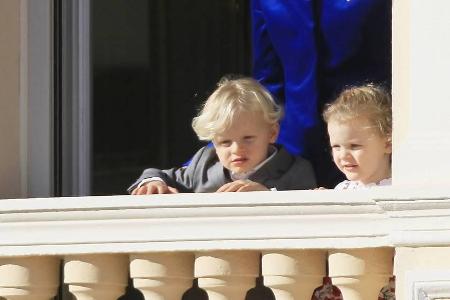 Prinz Jacques (l.) und Prinzessin Gabriella staunen mit Mama Charlène von Monaco vom Balkon herab Prinz Jacques (l.) und Prinzessin Gabriella staunen mit Mama Charlène von Monaco vom Balkon herab