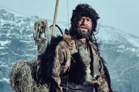 In dicker Fellmontur strotz Jürgen Vogel als Steinzeitmensch der Kälte im Hochgebirge. In dicker Fellmontur strotz Jürgen Vogel als Steinzeitmensch der Kälte im Hochgebirge.