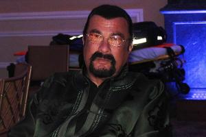 Steven Seagal: Gezückte Waffe und eine "Besetzungscouch"