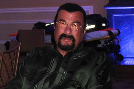 Steven Seagal bei einer Gala im Jahr 2017 Steven Seagal bei einer Gala im Jahr 2017