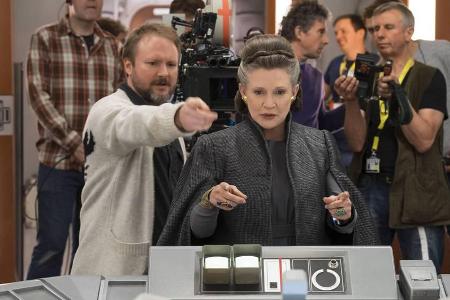 Regisseur Rian Johnson (l.) mit der Ende 2016 verstorbenen Carrie Fisher bei den Dreharbeiten zu Regisseur Rian Johnson (l.) mit der Ende 2016 verstorbenen Carrie Fisher bei den Dreharbeiten zu