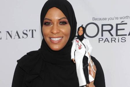 Ibtihaj Muhammad präsentiert stolz die erste Barbie mit Hidschab für die sie als Vorlage diente Ibtihaj Muhammad präsentiert stolz die erste Barbie mit Hidschab für die sie als Vorlage diente