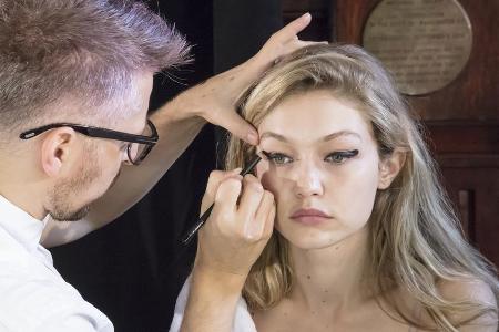 Gigi Hadod trägt den Eyeliner schon im Thumbprint-Style Gigi Hadod trägt den Eyeliner schon im Thumbprint-Style