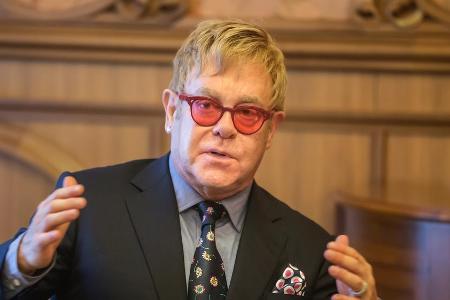 Sir Elton John versucht als gutes Beispiel voranzugehen Sir Elton John versucht als gutes Beispiel voranzugehen