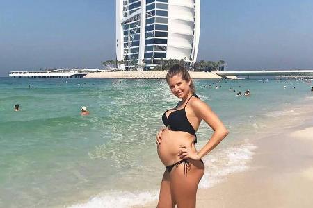 Die Fans sind ganz vernarrt in die süßen Babybauch-Bilder von Cathy Hummels Die Fans sind ganz vernarrt in die süßen Babybauch-Bilder von Cathy Hummels