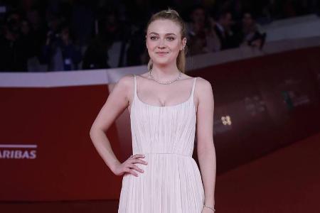 In einem schlichten Look offenbahrte Dakota Fanning ihre natürliche Schönheit In einem schlichten Look offenbahrte Dakota Fanning ihre natürliche Schönheit