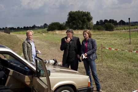 Die Kommissare Volker Brehm (Rainer Strecker), Hans Wolfer (Hannes Hellmann) und Jenny Berlin (Aglaia Szyszkowitz) stehen ne... Die Kommissare Volker Brehm (Rainer Strecker), Hans Wolfer (Hannes Hellmann) und Jenny Berlin (Aglaia Szyszkowitz) stehen ne...
