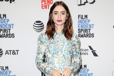 Lily Collins sah in ihrem Kleid sehr mädchenhaft aus Lily Collins sah in ihrem Kleid sehr mädchenhaft aus