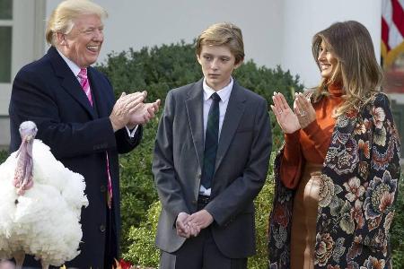 Die Trumps mit ihrem begnadigten Truthahn Die Trumps mit ihrem begnadigten Truthahn