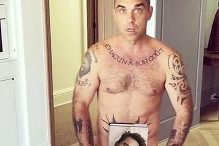 Er weiß, wie man Aufmerksamkeit auf sich zieht: Robbie Williams präsentiert seine neue Biografie splitternackt Er weiß, wie man Aufmerksamkeit auf sich zieht: Robbie Williams präsentiert seine neue Biografie splitternackt