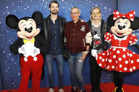 Natascha Ochsenknecht mit ihren Söhnen Jimi Blue und Wilson (r.) Gonzalez beim VIP-Event zur Eröffnung des Disney Stores in ... Natascha Ochsenknecht mit ihren Söhnen Jimi Blue und Wilson (r.) Gonzalez beim VIP-Event zur Eröffnung des Disney Stores in ...