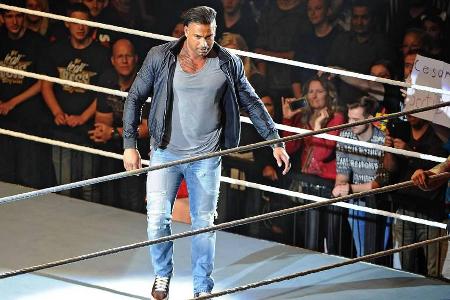 Tim Wiese im November 2016 in der Münchner Olympiahalle bei seinem Debüt in der WWE Tim Wiese im November 2016 in der Münchner Olympiahalle bei seinem Debüt in der WWE