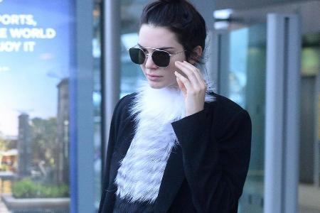 Kendall Jenner setzt gegen die Kälte auf einen kuscheligen Strickpulli in Kombination mit elegantem Mantel und Overknees Kendall Jenner setzt gegen die Kälte auf einen kuscheligen Strickpulli in Kombination mit elegantem Mantel und Overknees