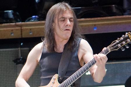 Malcolm Young ist im Alter von 64 Jahren gestorben Malcolm Young ist im Alter von 64 Jahren gestorben