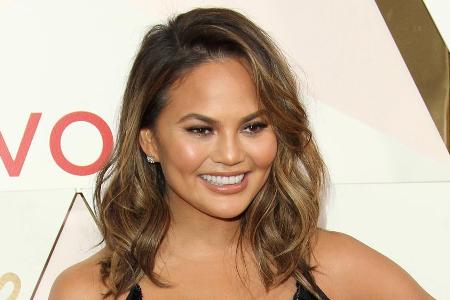Chrissy Teigen hat sich bei einem Restaurantbesuch von ihrer spendablen Seiten gezeigt Chrissy Teigen hat sich bei einem Restaurantbesuch von ihrer spendablen Seiten gezeigt