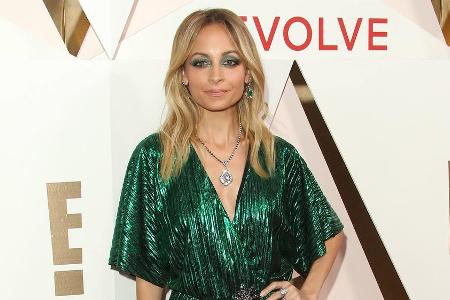 Nicole Richie beweist: Smaragdgrün und Silber ist eine echte Power-Kombi Nicole Richie beweist: Smaragdgrün und Silber ist eine echte Power-Kombi