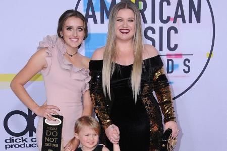 Niedlicher Familien-Auftritt von Kelly Clarkson, Töchterchen River Rose und Stieftochter Savannah Blackstock Niedlicher Familien-Auftritt von Kelly Clarkson, Töchterchen River Rose und Stieftochter Savannah Blackstock