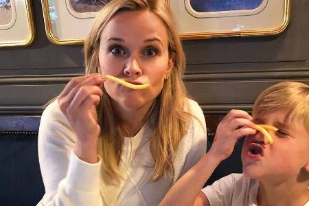 Reese Witherspoon mit ihrem Sohn Tennessee James beim Pommes Reese Witherspoon mit ihrem Sohn Tennessee James beim Pommes