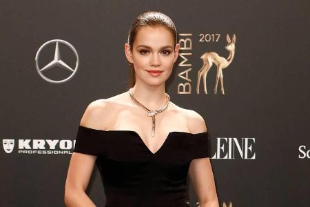 Emilia Schüle bei der Bambi-Verleihung 2017 in einem Kleid des Londoner Modelabels Galvan Emilia Schüle bei der Bambi-Verleihung 2017 in einem Kleid des Londoner Modelabels Galvan