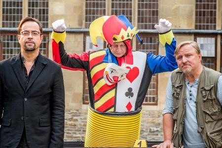 Die Skulptur vor dem Rathaus entpuppt sich als Leiche: Ein Fall für Kommissar Frank Thiel (Axel Prahl, r.) und Prof. Karl-Fr... Die Skulptur vor dem Rathaus entpuppt sich als Leiche: Ein Fall für Kommissar Frank Thiel (Axel Prahl, r.) und Prof. Karl-Fr...