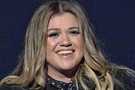 Die Sängerin Kelly Clarkson fühlt sich sichtlich wohl in ihrer Haut Die Sängerin Kelly Clarkson fühlt sich sichtlich wohl in ihrer Haut