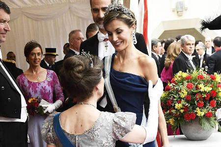Prinzessin Anne empfängt Königin Letizia mit einem Knicks Prinzessin Anne empfängt Königin Letizia mit einem Knicks