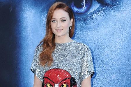 Schauspielerin Sophie Turner glänzte am Premieren-Abend in ihrem silbernen Pailletten-Kleid Schauspielerin Sophie Turner glänzte am Premieren-Abend in ihrem silbernen Pailletten-Kleid