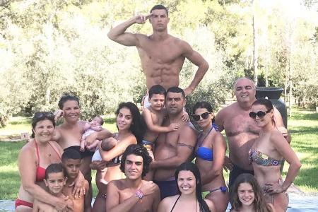 Harmonie im Pool: Fußballer Ronaldo mit seiner großen Familie Harmonie im Pool: Fußballer Ronaldo mit seiner großen Familie