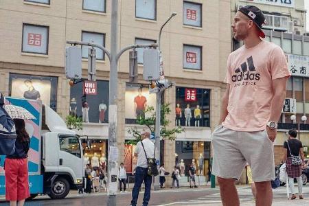 Lukas Podolski schlendert durch die Straßen von Kobe Lukas Podolski schlendert durch die Straßen von Kobe