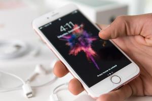 Dreiste Schmugglerin mit 102 iPhones erwischt