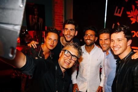 Die Promis hatten bei dem intimen Privatkonzert mit Alvaro Soler (2. v. l.)und Nico Santos (1. v. r.) sichtlich ihren Spaß Die Promis hatten bei dem intimen Privatkonzert mit Alvaro Soler (2. v. l.)und Nico Santos (1. v. r.) sichtlich ihren Spaß