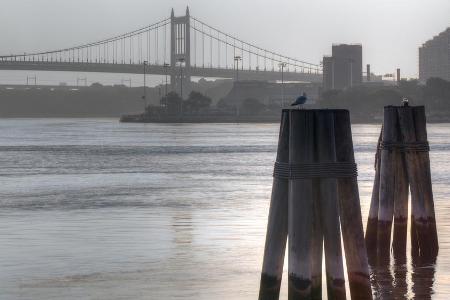 Auch eine glorreiche Stadt wie New York hat ihre Schandflecken. Einer befindet sich in der Nähe der Robert F. Kennedy Bridge Auch eine glorreiche Stadt wie New York hat ihre Schandflecken. Einer befindet sich in der Nähe der Robert F. Kennedy Bridge