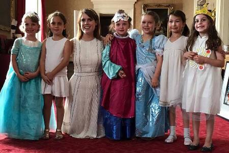 Harper Seven (3. v. r.) zusammen mit ihren Freundinnen und Prinzessin Eugenie (3. v. l.) Harper Seven (3. v. r.) zusammen mit ihren Freundinnen und Prinzessin Eugenie (3. v. l.)