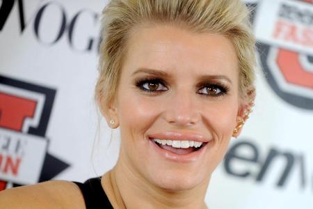 Jessica Simpson feierte ihren 37. Geburtstag im heimischen Pool Jessica Simpson feierte ihren 37. Geburtstag im heimischen Pool