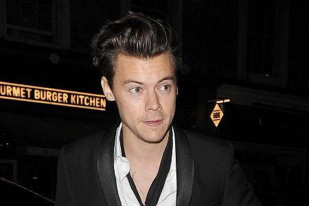 Harry Styles trennte sich für seinen neuen Film von seiner Lockenmähne Harry Styles trennte sich für seinen neuen Film von seiner Lockenmähne