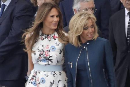 Melania Trump (l.) und Brigitte Macron bei der Militärparade zum französischen Nationalfeiertag Melania Trump (l.) und Brigitte Macron bei der Militärparade zum französischen Nationalfeiertag