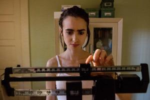 "To the Bone": Lily Collins hungert sich fast zu Tode