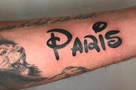Dieser Liebesbeweis geht unter die Haut: Schauspieler Chris Zylka ließ sich den Namen seiner Freundin Paris Hilton tätowieren Dieser Liebesbeweis geht unter die Haut: Schauspieler Chris Zylka ließ sich den Namen seiner Freundin Paris Hilton tätowieren