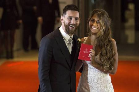 Lionel Messi nahm seine Jugendfreundin Antonella Roccuzzo zur Frau Lionel Messi nahm seine Jugendfreundin Antonella Roccuzzo zur Frau