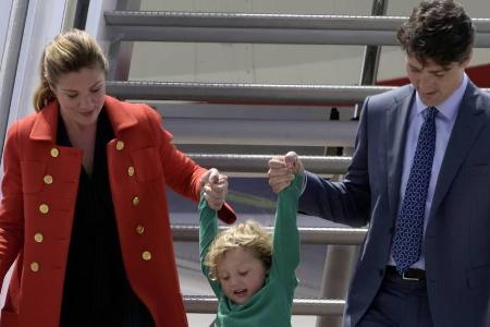 Süßer Moment: Justin Trudeau und Ehefrau Sophie Grégoire lassen Sohnemann Hadrien die Gangway hinunter schweben Süßer Moment: Justin Trudeau und Ehefrau Sophie Grégoire lassen Sohnemann Hadrien die Gangway hinunter schweben