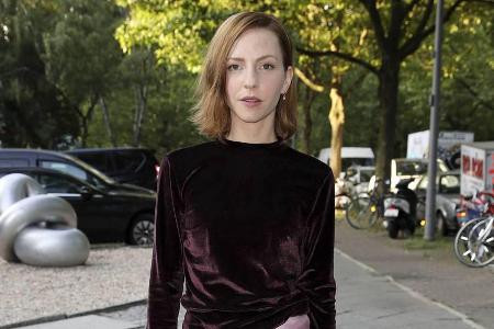 Schauspielerin Katharina Schüttler im angesagten Samt-Look auf der Berliner Fashion Week
