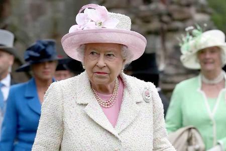 Queen Elisabeth II. ist frech zu frechen Pferden Queen Elisabeth II. ist frech zu frechen Pferden
