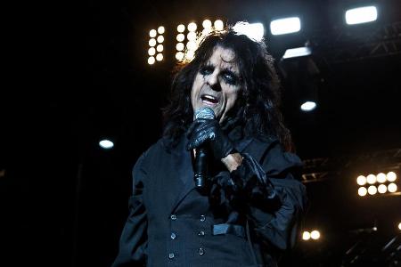 Alice Cooper ist bekannt für seine furchteinflößenden Konzerte Alice Cooper ist bekannt für seine furchteinflößenden Konzerte