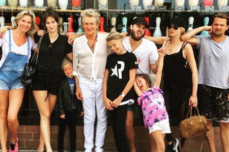 Familie Stewart: (v.l.) Ehefrau Penny Lancaster (46), Tochter Renee (25), Sohn Aidan (6), Sir Rod Stewart (72), Sohn Alastai... Familie Stewart: (v.l.) Ehefrau Penny Lancaster (46), Tochter Renee (25), Sohn Aidan (6), Sir Rod Stewart (72), Sohn Alastai...