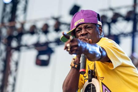 Flavor Flav ist auch für seine riesigen Umhänge-Uhren bekannt Flavor Flav ist auch für seine riesigen Umhänge-Uhren bekannt