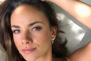 Schauspielerin Janina Uhse möchte - wie viele Frauen - auch im Sommer nicht auf ihr Make-up verzichten