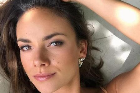 Schauspielerin Janina Uhse möchte - wie viele Frauen - auch im Sommer nicht auf ihr Make-up verzichten Schauspielerin Janina Uhse möchte - wie viele Frauen - auch im Sommer nicht auf ihr Make-up verzichten