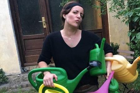 Was hat es mit den vielen Gießkannen auf sich, die Sarah Kuttner da unterm Arm trägt? Was hat es mit den vielen Gießkannen auf sich, die Sarah Kuttner da unterm Arm trägt?